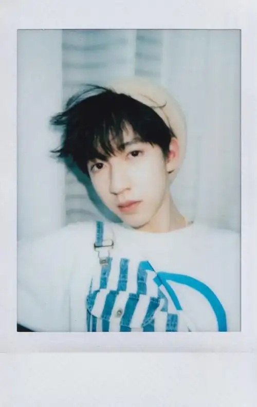 9215珍藏一些拍立得的神@时代少年团-贺峻霖-#贺峻霖 画报颜值