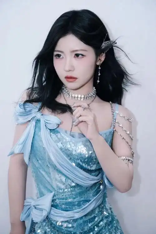 赖美云逐龙舞台太拽了#舞台上的小七又美又飒,一首《逐龙》气场全开