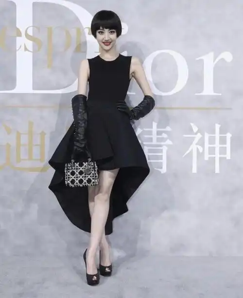 最后对于高跟鞋的款式,其实像景甜这类露脚趾的高跟鞋也是十分不错的