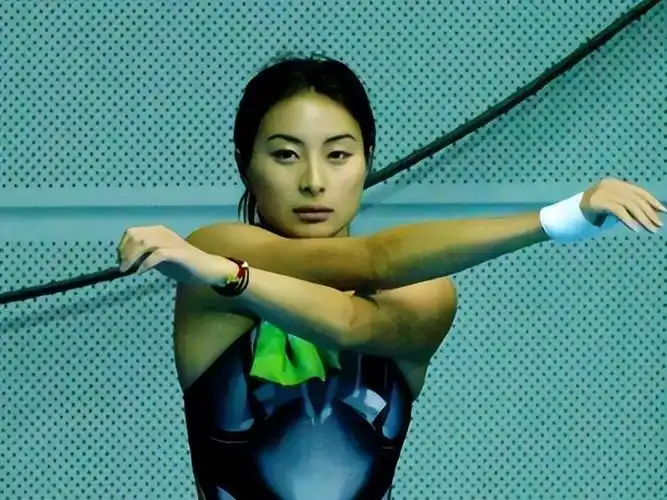 回顾郭晶晶赴日当裁判被日媒批评没素质本人淡定和老公逛街