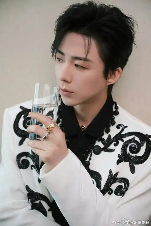 与刘宇宁完美融合,他将柔美与硬朗巧妙结合,打造出别具一格的时尚造型