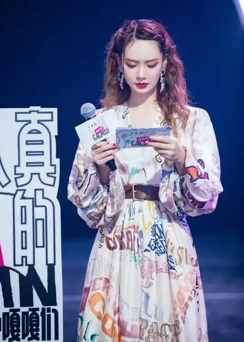 戚薇真是"御姐"代言人!大波浪卷发配烈焰红唇,女人看了都喜欢