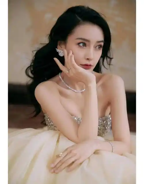 手拿大裙子的那一刻非常漂亮,有一张时尚又可爱的脸_身材_礼服_连衣裙