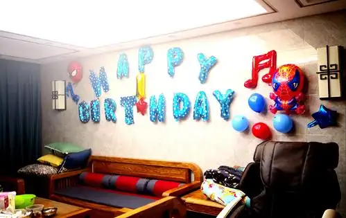 汪文乐妈妈一家人把家里用五颜六色的气球布置好,看起来非常有过生日