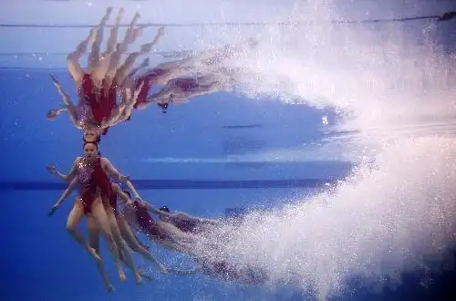 图文:2009年体育瞬间纪录 花样游泳入水瞬间