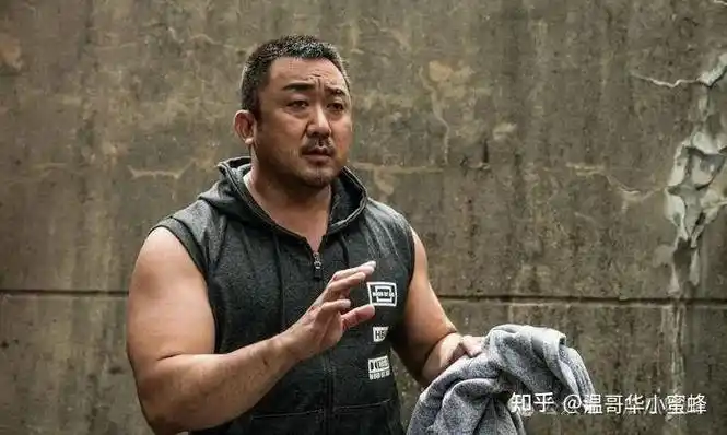 州立大学体育专业后,他的外形发生了巨大的变化,逐渐变身为肌肉暴徒