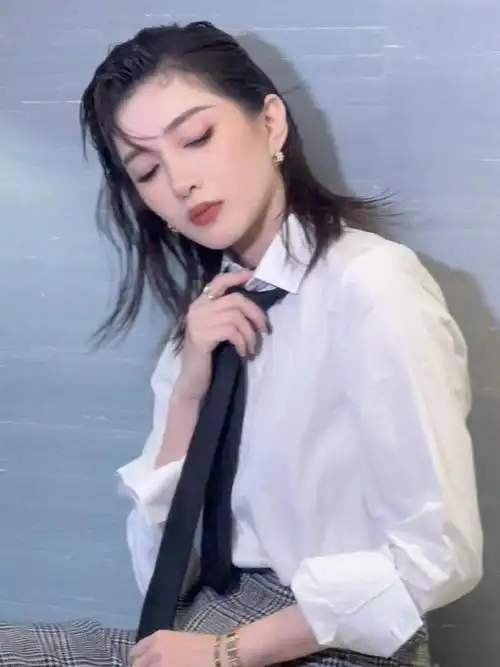 江疏影甜妹爆改老公灰色格纹西装逆袭时尚潮流