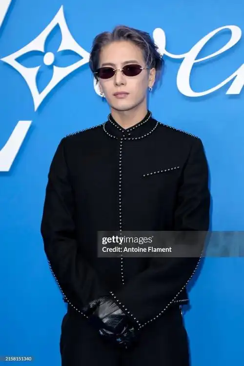 明星爱大牌##王嘉尔紫发看秀##大秀直击