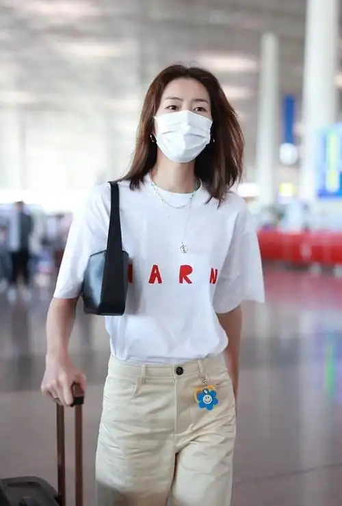 刘雯休闲装都能穿出"高级感",吊带裙叠穿示范早秋穿搭,太有型