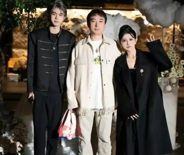 王思聪搂美女逛街,和前任是闺蜜,现任发文显伤感,姑娘们醒醒吧|花花