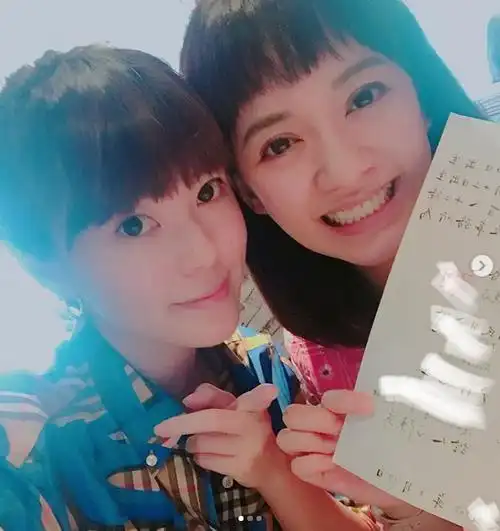 陈意涵出月子很开心,素颜与闺蜜下午茶,网友:卧蚕与眼袋分不