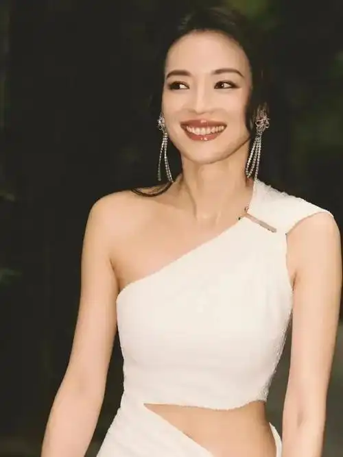 舒淇又一次惊艳了我,46岁松弛明媚,状态无敌,身材超好!|瑜伽|肌肉|素