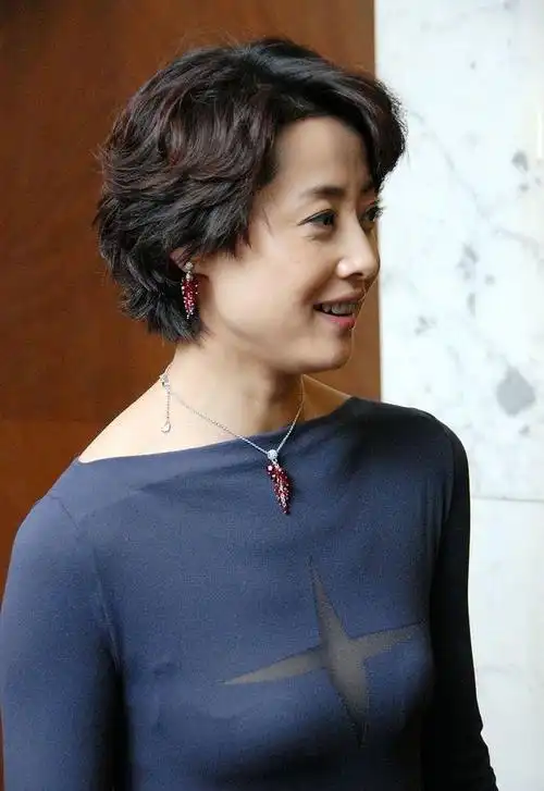 刘蓓穿连衣裙中间打个十字花秀迷人好身材