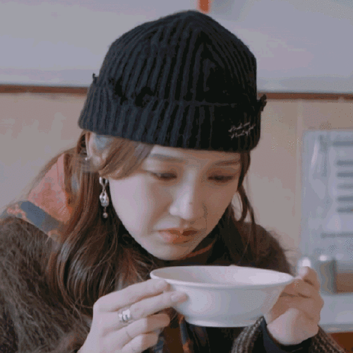 孟佳喝豆汁喝出表情包 网友:又要痛苦面具了吗?