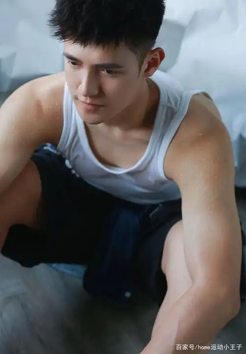 阳光帅气的大鼻子鲜肉帅哥,好养眼