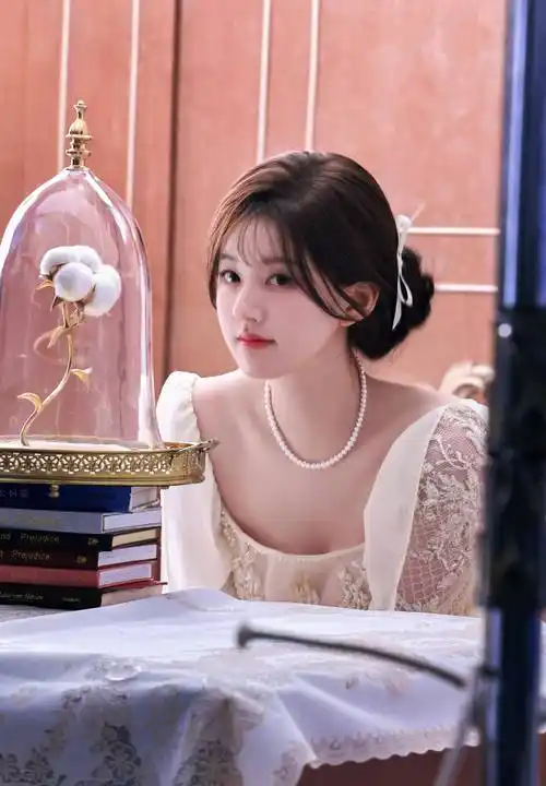 赵露思儿童节商务照,白色时尚纱裙搭配简单的扭发和首饰,温馨又温馨