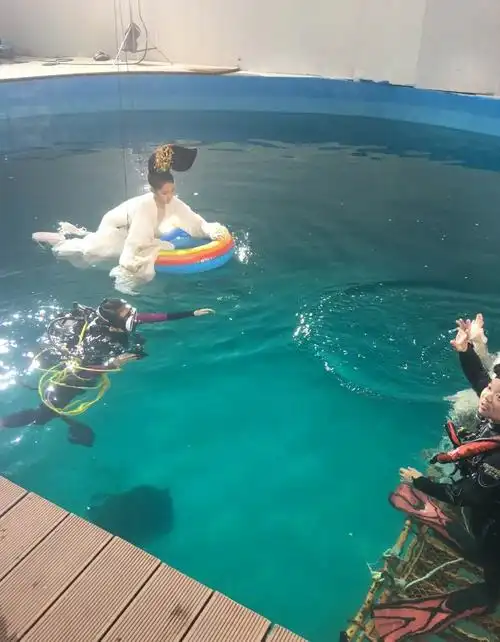 关晓彤顶着缝纫机头拍落水戏全身湿漉漉很狼狈