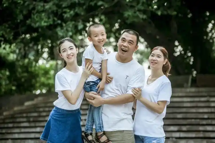 这是我们一家四口第一次正儿八经地拍全家福.