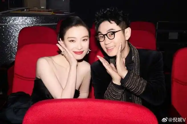 网友们评价下,这张够不够绝美95倪妮抽到的任务是和大鹏拍合照