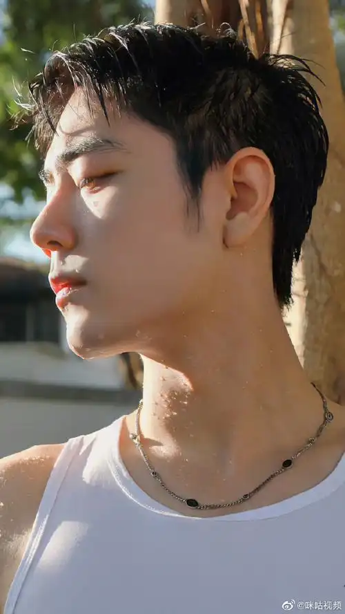 腹肌,流畅的背部线条,隔着屏幕都能感受到战哥的荷尔蒙气息了#肖战