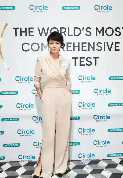 46岁梁咏琪全家出游素颜模样憔悴显老混血女儿颜值高却不随妈