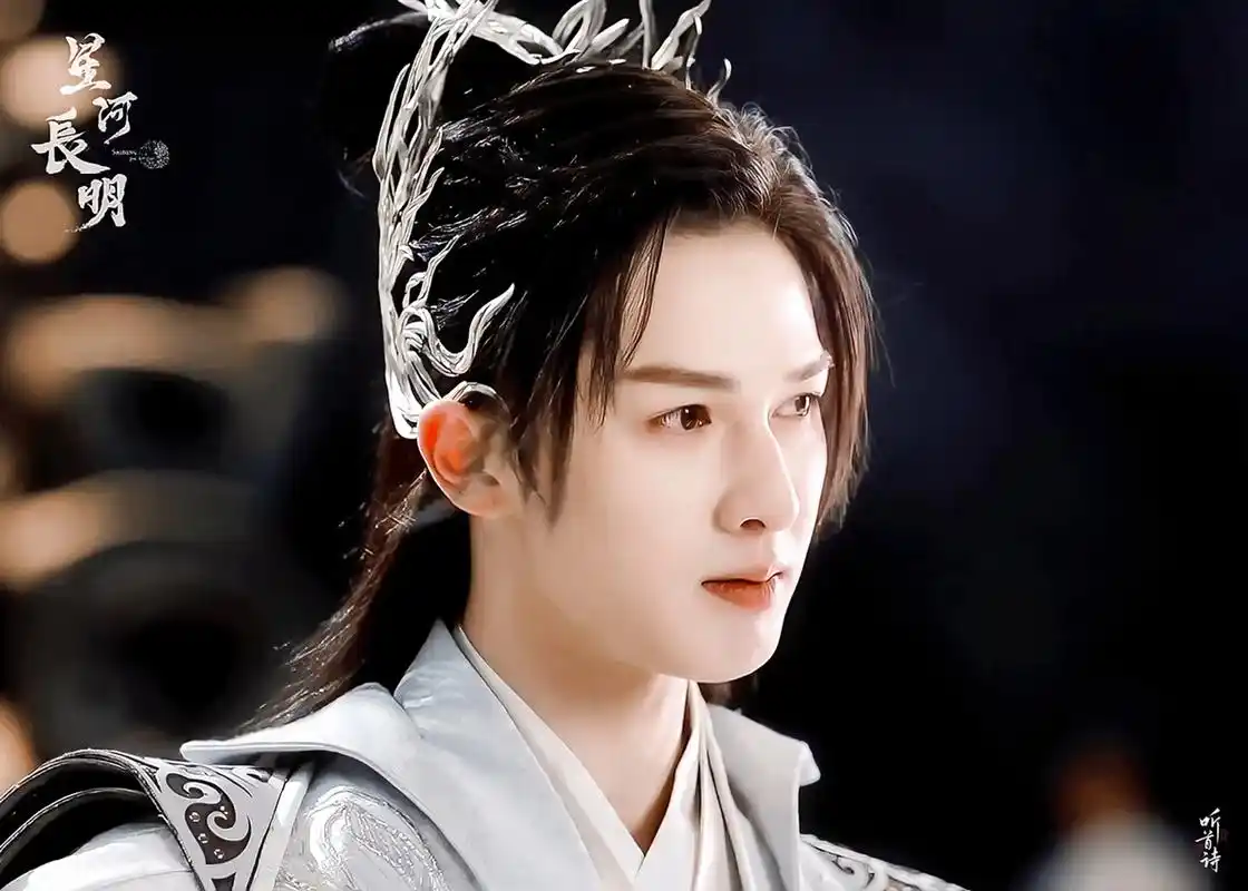 老实说朱正廷这个古装扮相可以抬上桌,可惜乐华出身却接不到什么好