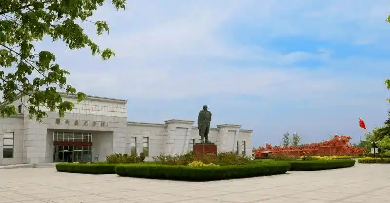 秋日的关向应纪念馆