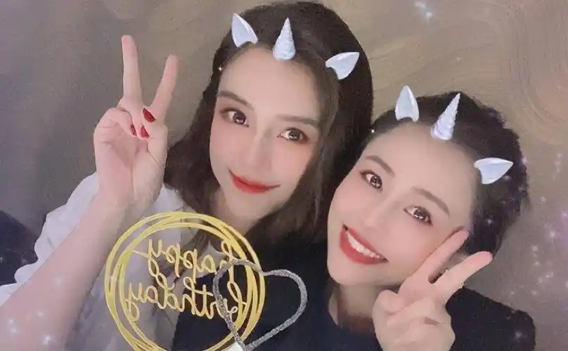 原创原创baby和闺蜜聚会个个都打扮得花枝招展把杨颖看的平平无奇