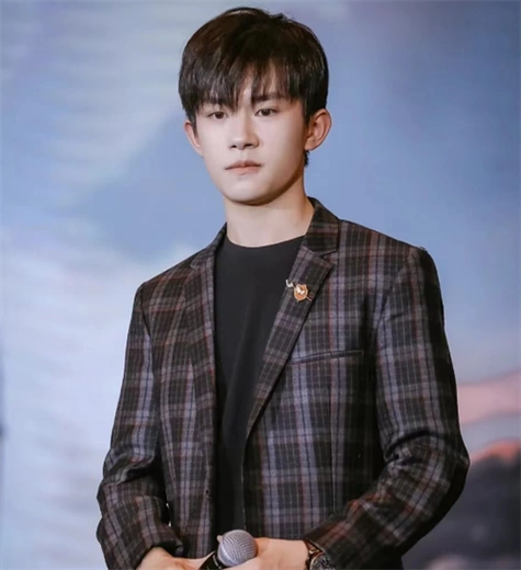 易烊千玺同款发型 16-25岁男生发型范本_明星发型 - 美发站