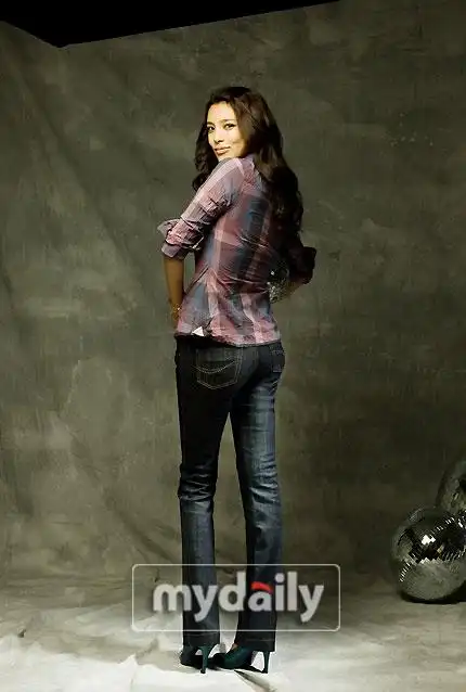 组图:朴诗妍拍摄服装广告照 身材不输专业模特