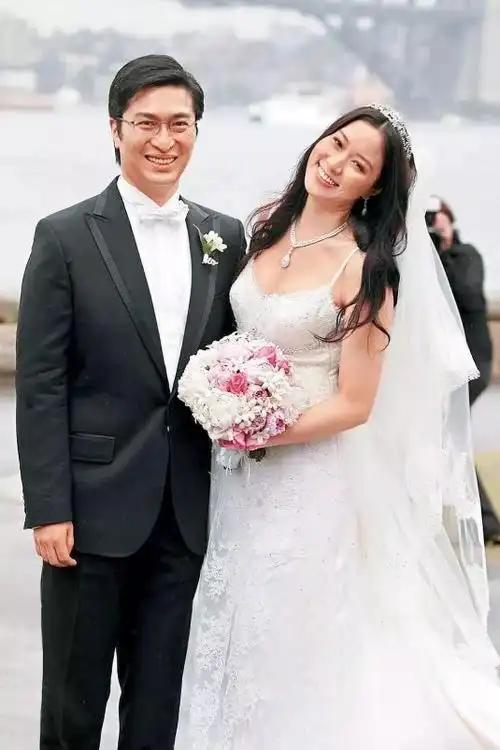 做起了模特,并且嫁给了70后富二代李家诚,成为了百亿阔太,跟霍启山