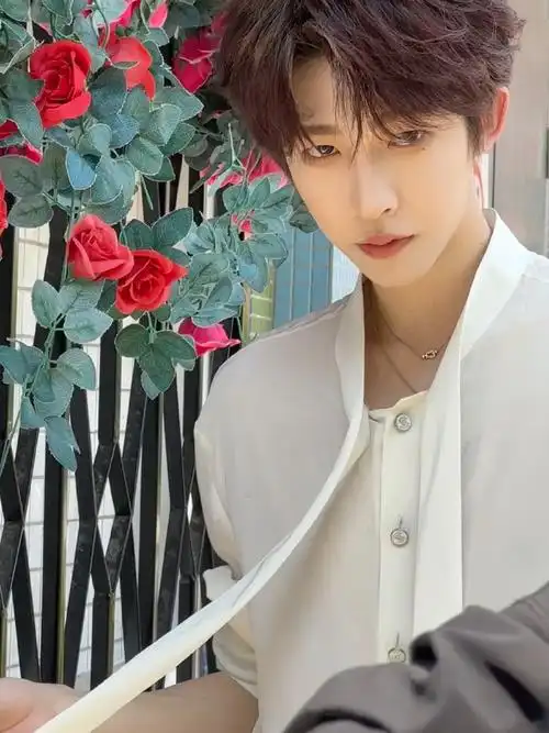 刘宇说一会见##刘宇夏日街头复古随拍