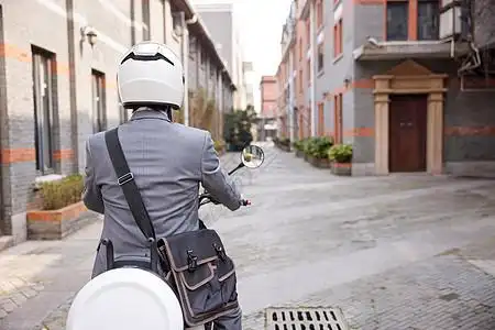 背影上班族在园区里骑电瓶车的职场男性背影背景