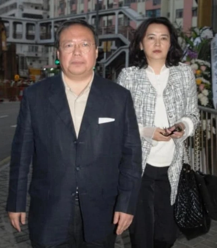 胡慧中在丈夫被判决后首次现身,30年好友不离不弃帮她渡难关_老公