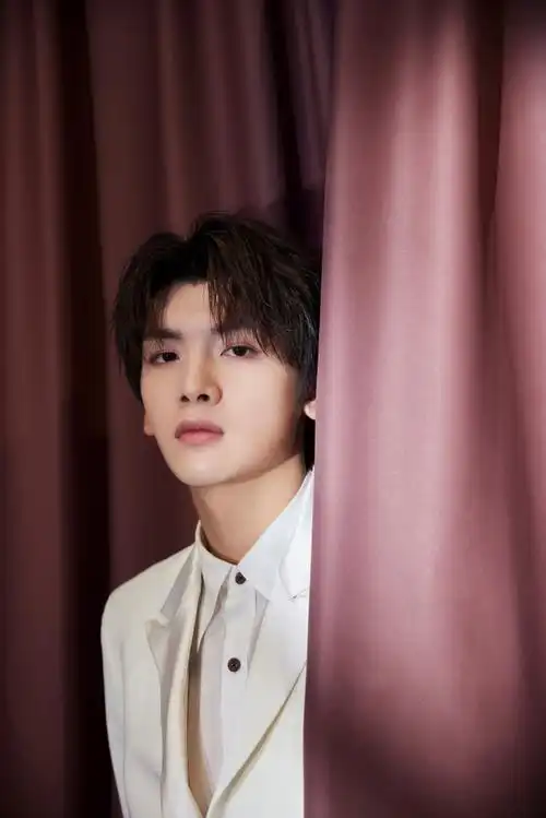 翟潇闻雅诗兰黛中国大陆地区彩妆挚友##翟潇闻白西装造型