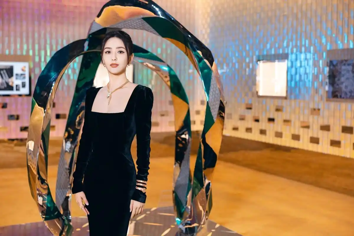 佟丽娅穿搭私服同款 女明星穿搭同款私服 look: 珠宝:宝格丽bvlgari