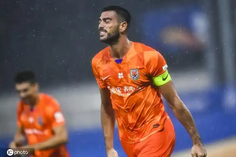 高清:鲁能雨战2-0胜深足 佩莱怒吼庆祝赛季首球