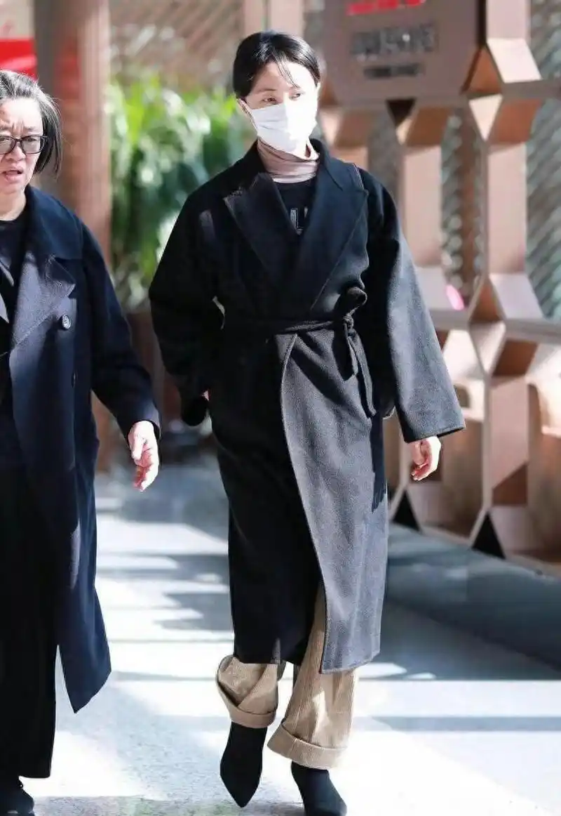 孙俪黑色大衣穿搭 孙俪的这一次街拍穿了一件黑色大衣 然后搭配了一条