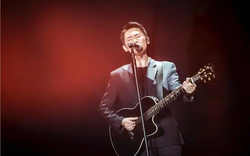 梁博黑夜中现场饭拍