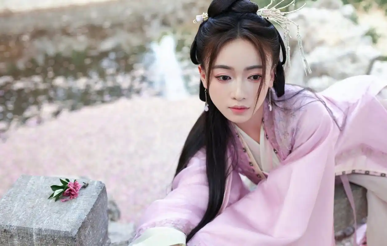 吴谨言粉红汉服游玩照