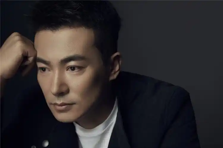 于波最新写真硬朗有型 气质冷峻魅力不减