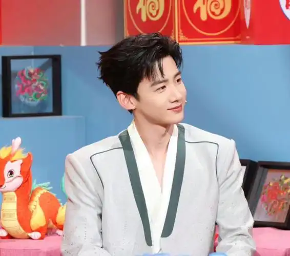 白敬亭全网掉粉,网友劝宋轶与其分手,杨紫也被拉下水_腾讯新闻