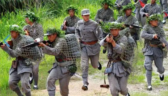 其次,战士们在冲锋的时候,往往会摆出合适的阵型,并非像电视剧里演的