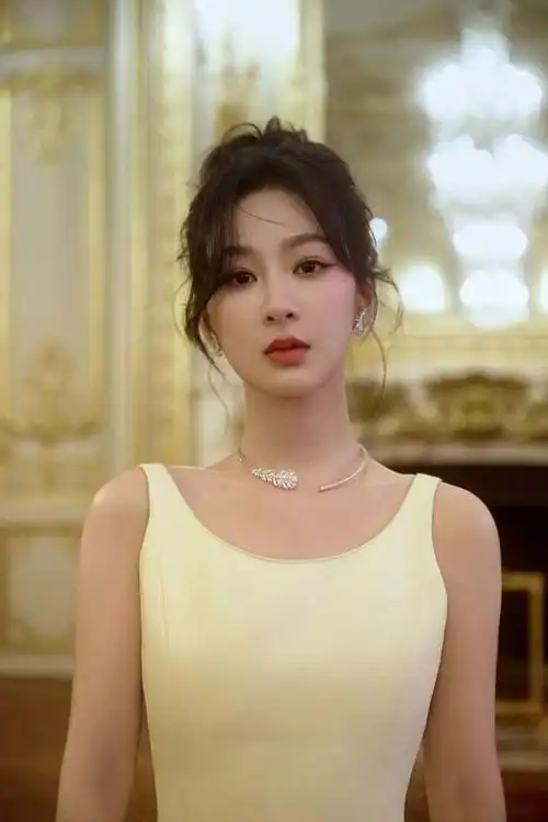 杨紫巴黎时装周又美出新高度,她是如何越来越美的?