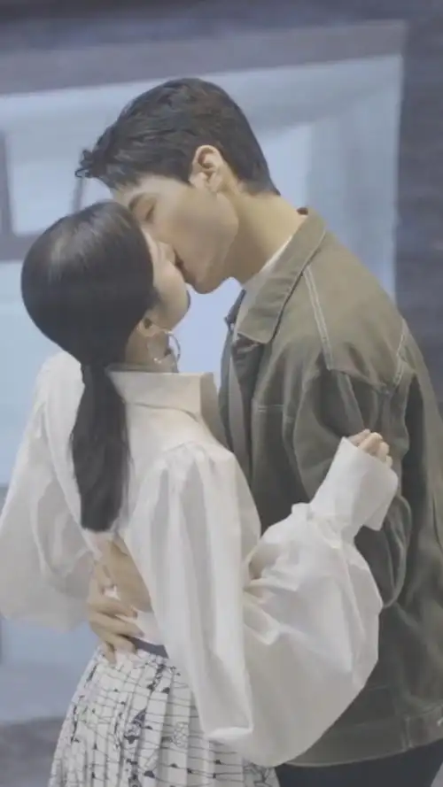 明星#周雨彤龚俊拍吻戏,被导演说,龚俊还没反应过来,原来导演是这样