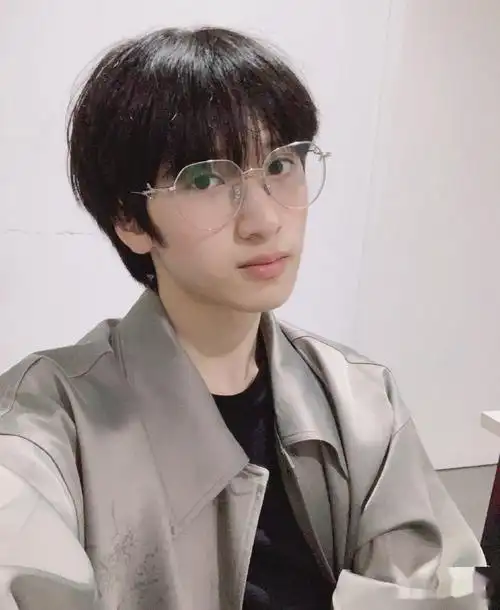 严浩翔分享自拍上演眼镜杀帅不自知的小严突然出现