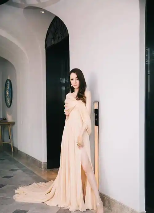 迪丽热巴不愧是传说中的"衣架子",一个好的身材注定让她魅力四射.