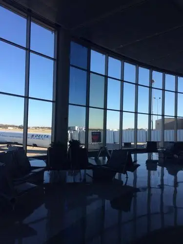 br的机场改造得越来越好看了.这一排落地窗好干净明亮呢～,61是黑猫