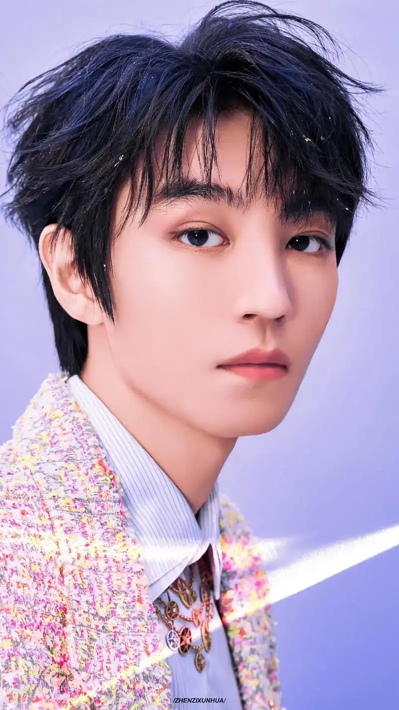 捡到几张温柔的王俊凯#王俊凯 #王俊凯温柔 #王俊凯蓝发造型