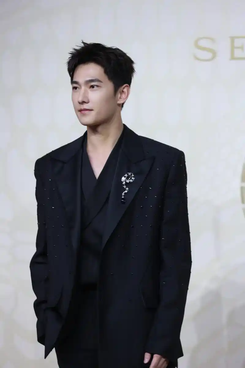 荣耀90系列代言人杨洋在现场示范如何使用荣耀90pro手机,粉丝们也因此